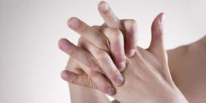 آرتریت دست چیست و چگونه درمان می شود؟